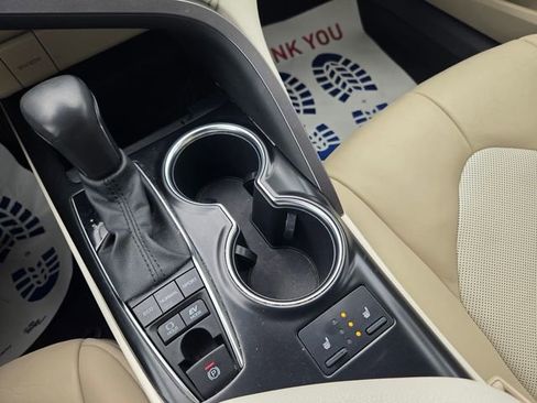 Used 2020 Toyota Camry XLE image 15