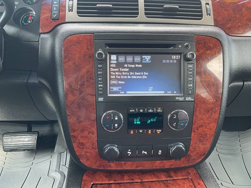 Used 2013 Chevrolet Avalanche LTZ AWD/4WD image 31