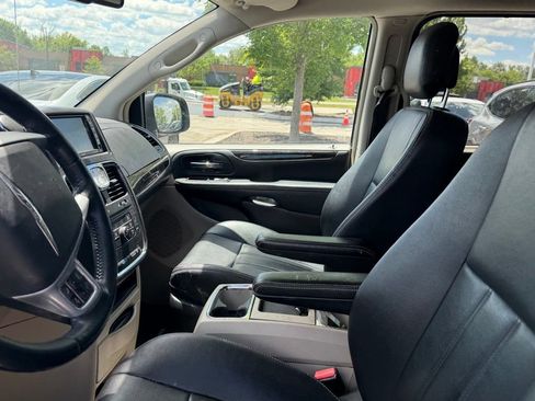 Used 2013 Chrysler Town & Country Touring FWD image 11