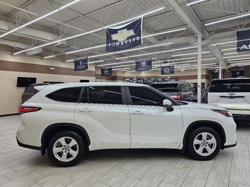 Used 2023 Toyota Highlander LE image 5