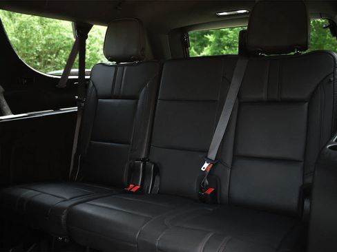 Used 2022 Chevrolet Suburban RST w/ Sport Performance Package AWD/4WD image 13