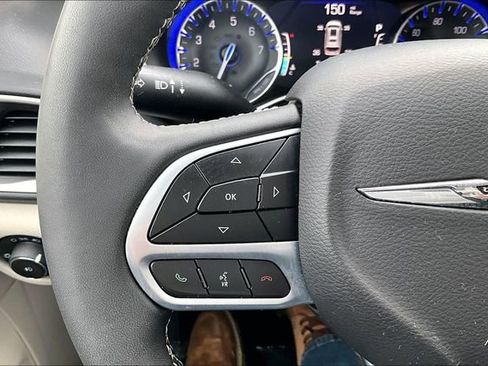 Used 2024 Chrysler Pacifica Touring-L image 18