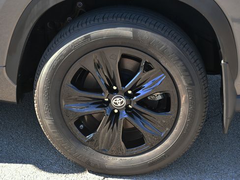 Certified 2024 Toyota Highlander LE image 22