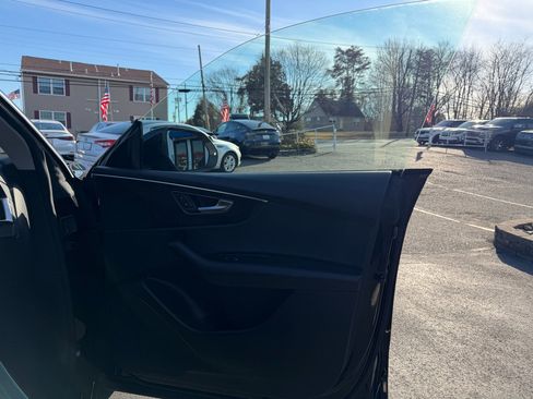 Used 2023 Audi Q8 Premium image 23