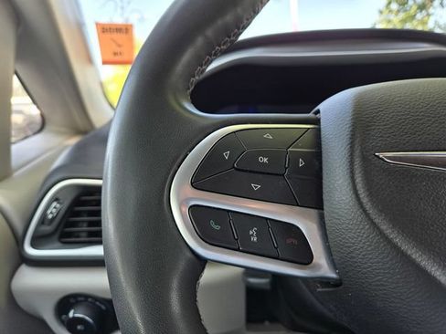 Used 2023 Chrysler Pacifica Touring-L FWD image 26