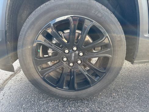 Certified 2023 GMC Acadia SLE w/ Driver Convenience Package FWD image 31