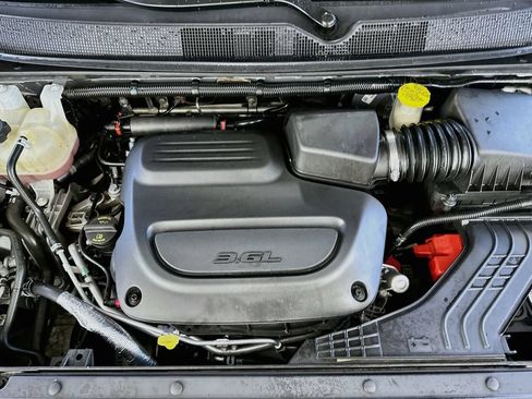 Used 2019 Chrysler Pacifica Touring Plus w/ Advanced Safetytec Group FWD image 33