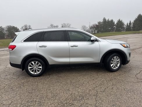 Used 2017 Kia Sorento LX w/ LX Convenience Package image 5