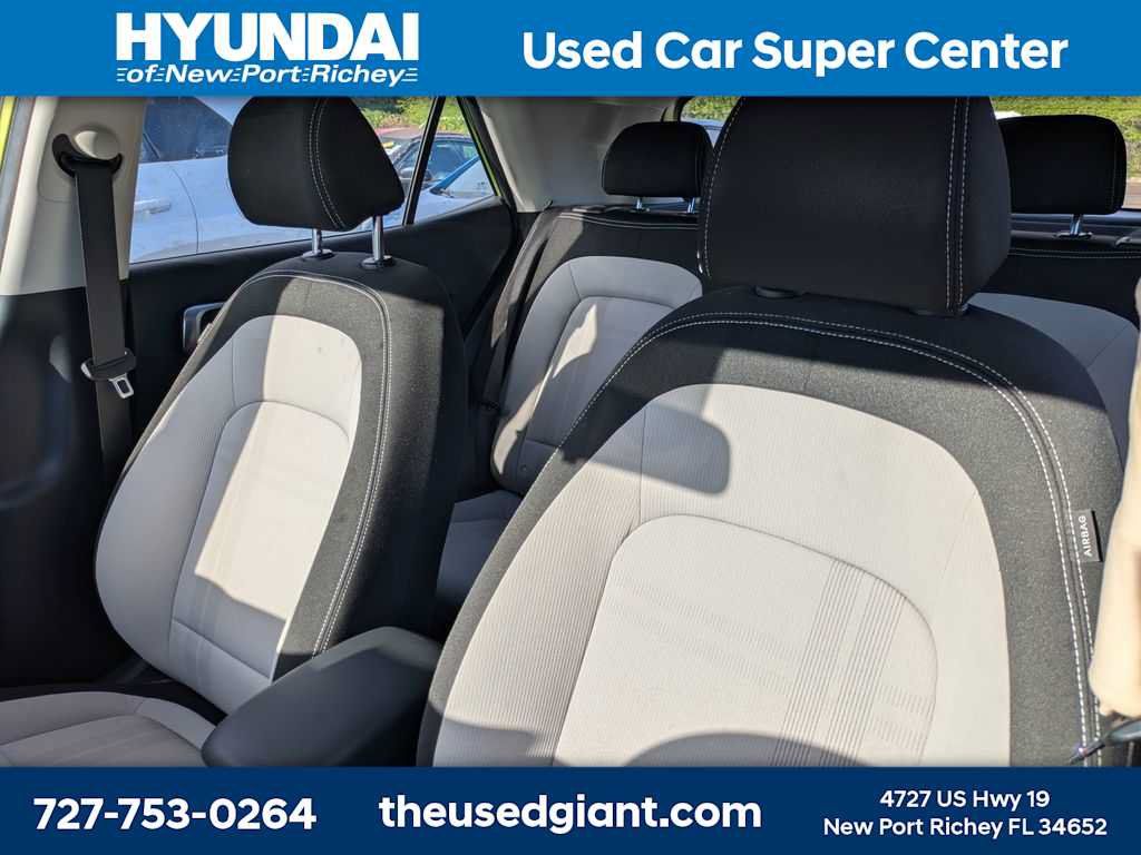 Used 2024 Hyundai Venue SEL FWD image 3