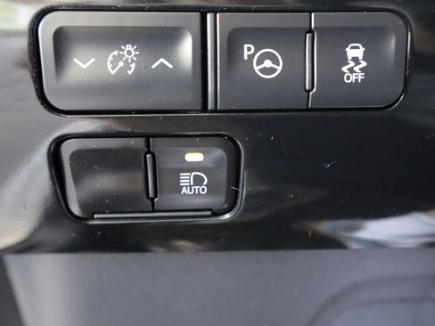 Used 2019 Toyota Prius LE AWD/4WD image 17