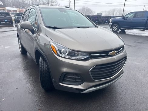 Used 2022 Chevrolet Trax LT w/ LT Convenience Package image 8