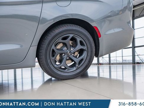Used 2021 Chrysler Pacifica Touring w/ S Appearance Package FWD image 36