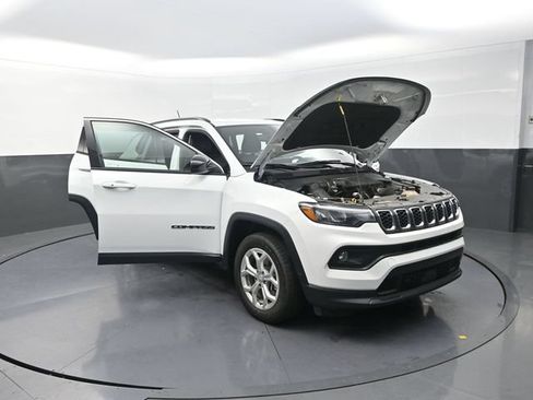Used 2024 Jeep Compass Latitude AWD/4WD image 38