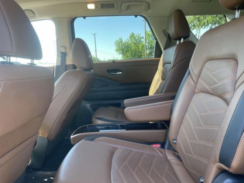 Used 2022 Nissan Pathfinder Platinum w/ Lighting Package (N92) AWD/4WD image 11
