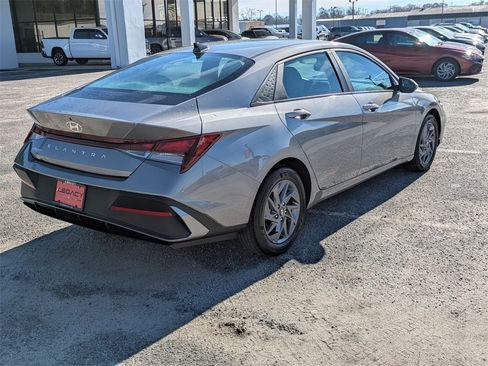 Used 2024 Hyundai Elantra SEL image 3