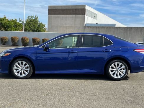 Used 2018 Toyota Camry LE image 9