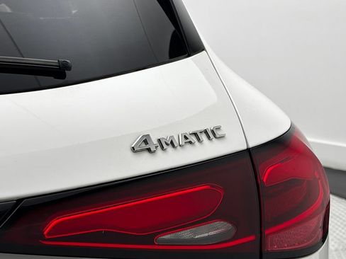 Used 2025 Mercedes-Benz GLC 300 4MATIC image 13