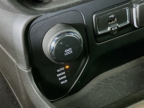 Used 2017 Jeep Renegade Latitude image 24