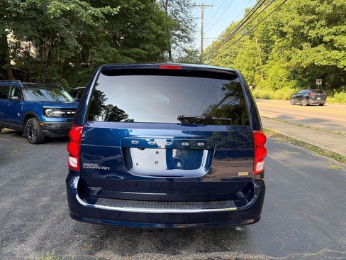 Used 2017 Dodge Grand Caravan SE w/ UConnect Hands-Free Group FWD image 4