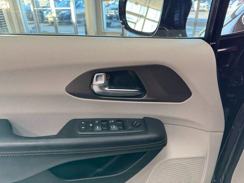 Used 2019 Chrysler Pacifica Touring Plus w/ Tire & Wheel Group image 9