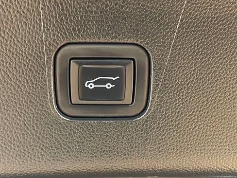 Used 2023 Buick Enclave Essence AWD/4WD image 13