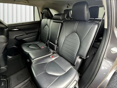 Used 2022 Toyota Highlander XLE AWD/4WD image 26