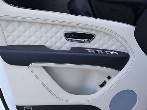 Used 2021 Bentley Bentayga Base image 12