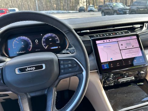 Used 2022 Jeep Grand Cherokee Limited image 27