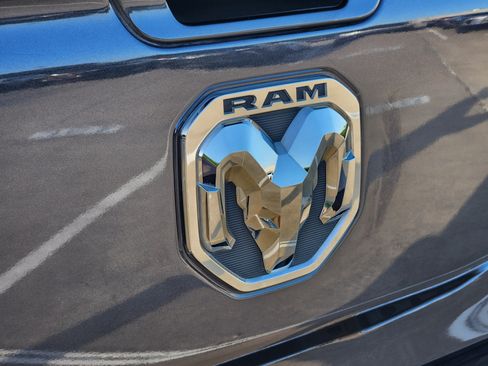 Used 2019 RAM 1500 4x4 Crew Cab image 39