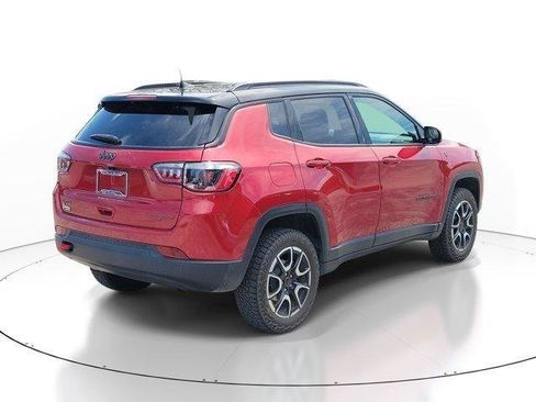 Used 2025 Jeep Compass Trailhawk AWD/4WD image 3
