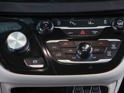 Used 2023 Chrysler Pacifica Touring-L FWD image 20