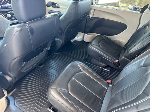 Used 2022 Chrysler Pacifica Touring-L image 12