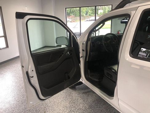 Used 2010 Nissan Frontier PRO-4X w/ Pro-4x Value Truck Pkg AWD/4WD image 10