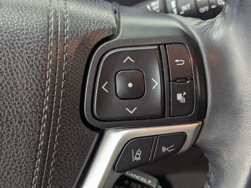 Used 2019 Toyota Highlander XLE image 24