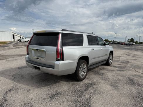 Used 2019 Chevrolet Suburban LT image 6