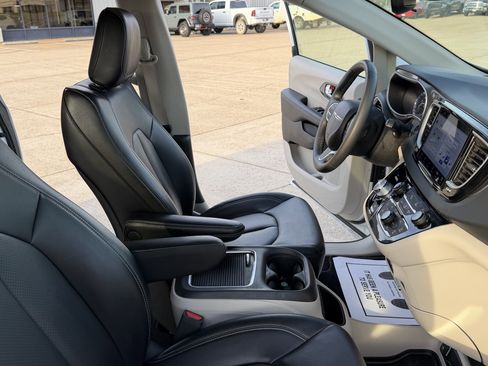 Used 2023 Chrysler Pacifica Touring-L image 28