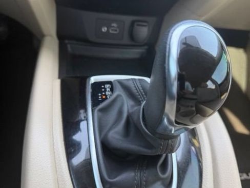 Used 2018 Nissan Rogue SV w/ Sun & Sound Touring Package FWD image 13
