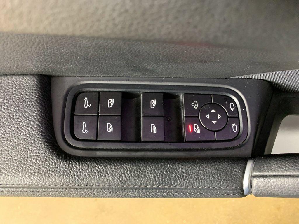 Used 2022 Porsche Cayenne AWD/4WD image 17