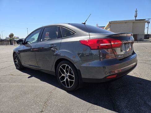 Used 2017 Ford Focus SE FWD image 3