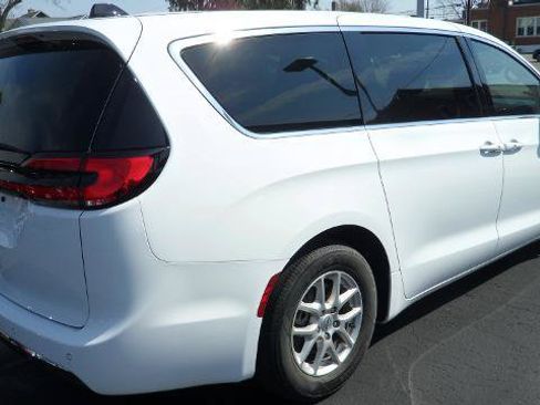 Used 2024 Chrysler Pacifica Touring-L FWD image 4