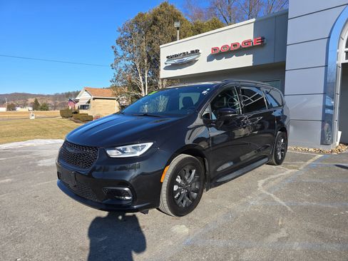 Used 2021 Chrysler Pacifica Touring-L w/ S Appearance Package image 8