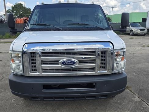 Used 2011 Ford E-450 and Econoline 450 Super Duty RWD image 2