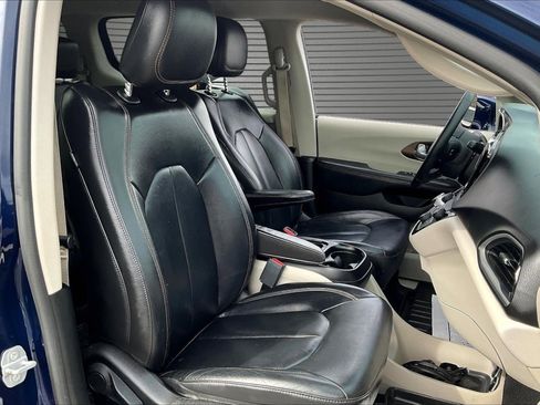 Used 2017 Chrysler Pacifica Touring-L image 27