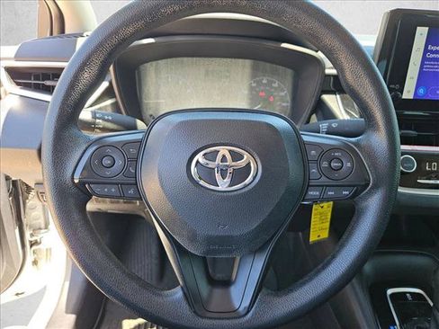 Used 2025 Toyota Corolla LE FWD image 11