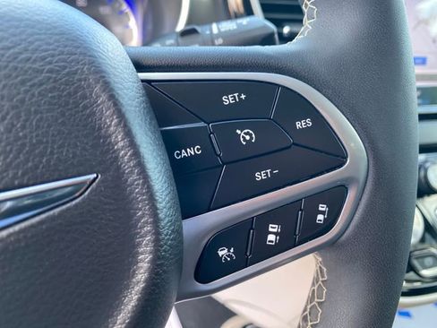 Used 2024 Chrysler Pacifica Touring-L image 35