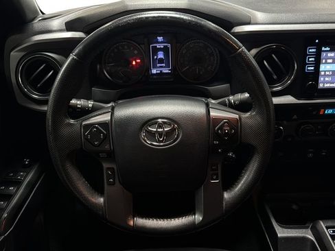 Used 2018 Toyota Tacoma SR5 AWD/4WD image 17