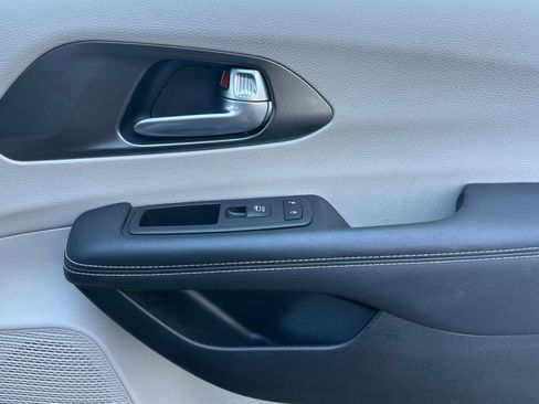 Used 2024 Chrysler Pacifica Select image 22