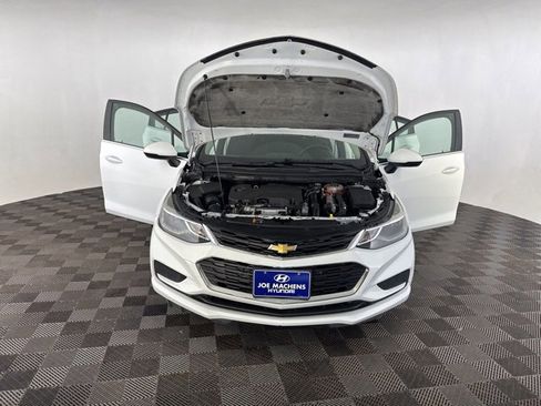 Used 2018 Chevrolet Cruze LT w/ Convenience Package image 11