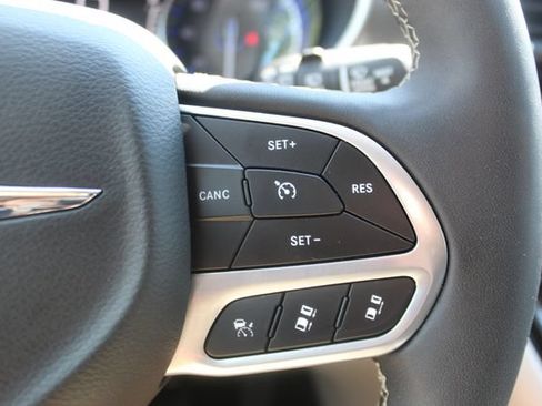 Used 2024 Chrysler Pacifica Touring-L FWD image 17