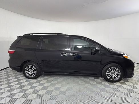 Used 2018 Toyota Sienna XLE image 4